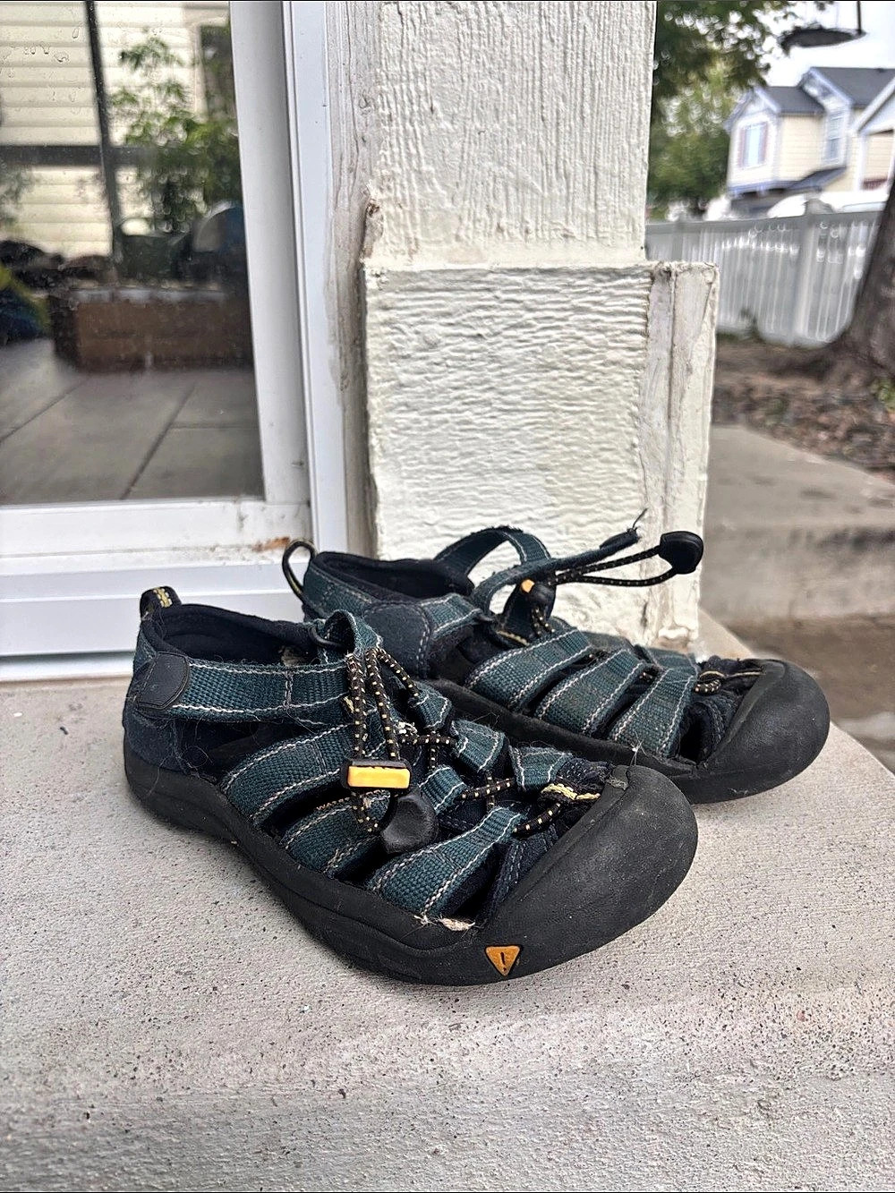 KEEN sz 1 Kids Closed-Toe Sport Sandals